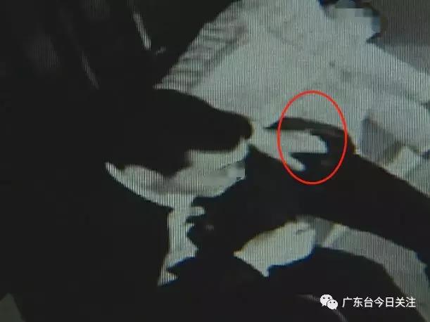 奇葩醉酒男躺街边竟被解皮带摸裤裆
