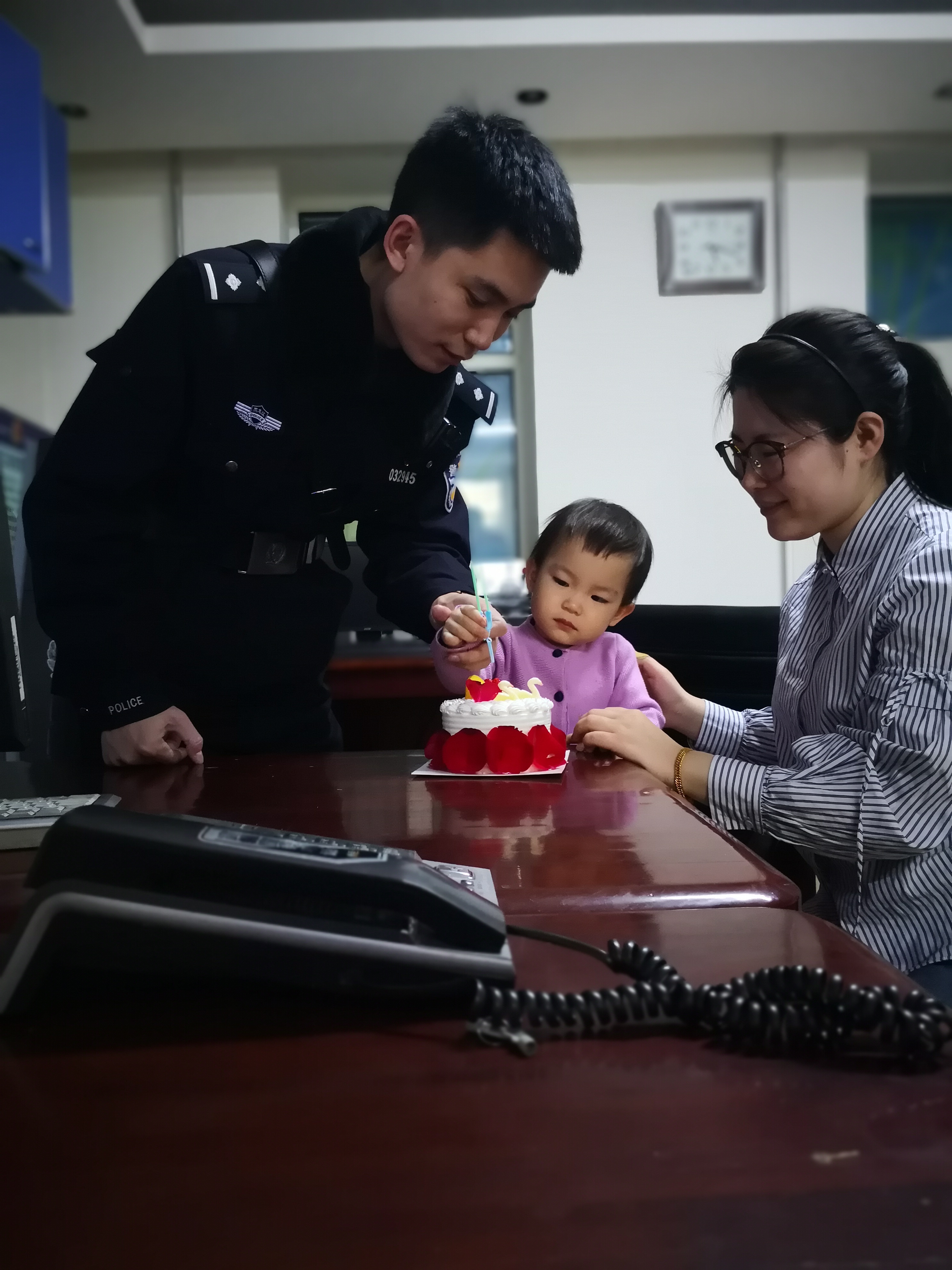 警察爸爸送给两岁女儿的生日礼物是一个抱抱