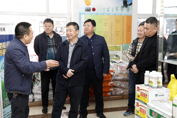 县长王景章深入农资市场检查质量安全工作