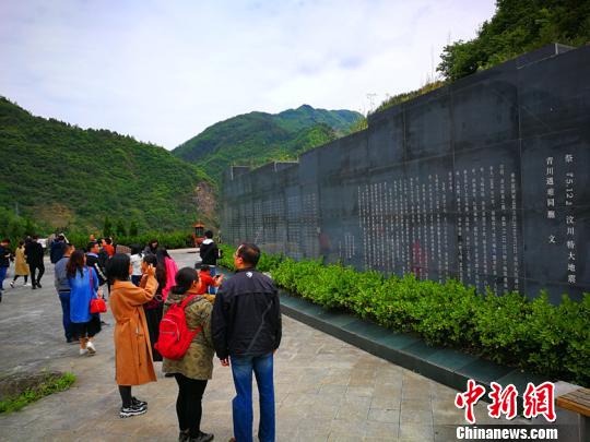 震后十年新青川吸引众多游客来访 感叹变化太