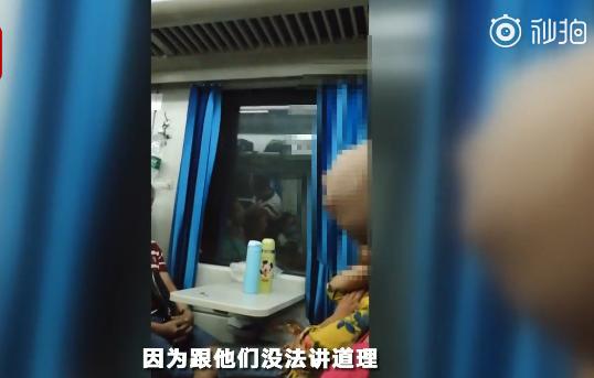 火车又现霸座女图片