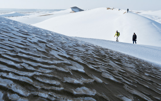 沙漠雪景引游客