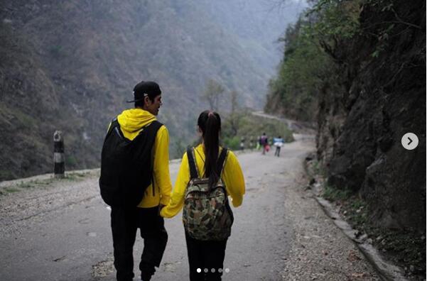 甜蜜!向佐郭碧婷同游尼泊尔 穿情侣装牵手