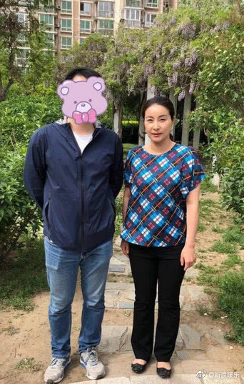 郭晶晶怀三胎 近照曝光小腹凸起