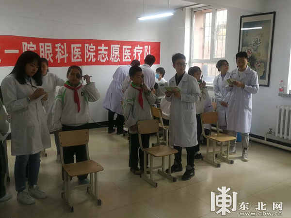 志愿者医生小学为学生v医生书包.视力正在英国图片