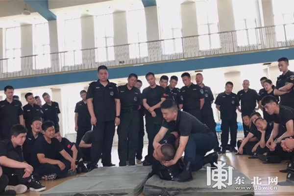 带你一睹法警小哥哥们的帅气身手!