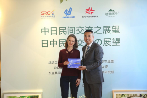 植物医生创始人解勇为德国青年代表送上石斛兰鲜肌凝时面膜升级版