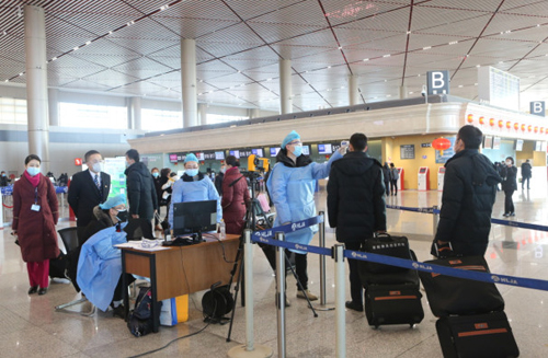 哈尔滨太平国际机场对出港旅客进行测温