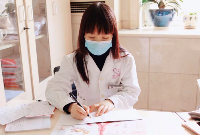 但却有两名患者主动赠予和美妇产医院妇科门诊专家滕玉莲医生,这是