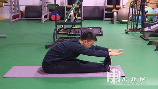 视频国家体育锻炼标准坐位体前屈运动