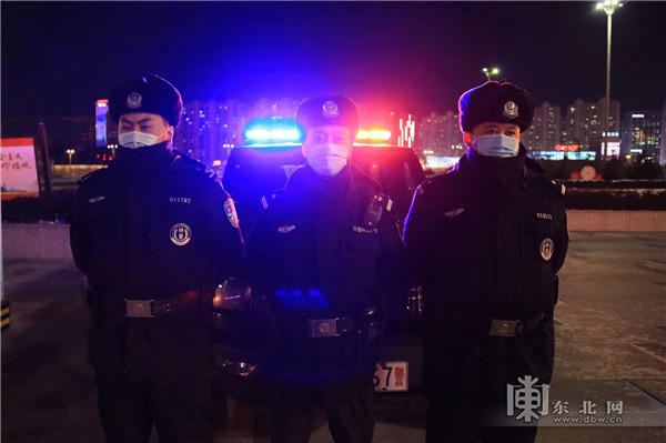 元旦当天,巡特警在哈尔滨西站执勤 图片由警方提供