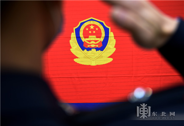 民警向中国人民警察警旗敬礼. 褚福超 摄