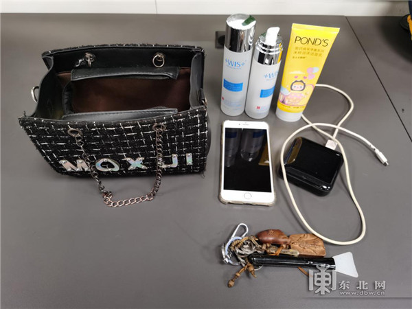 外地游客遗失的物品. 图片由警方提供