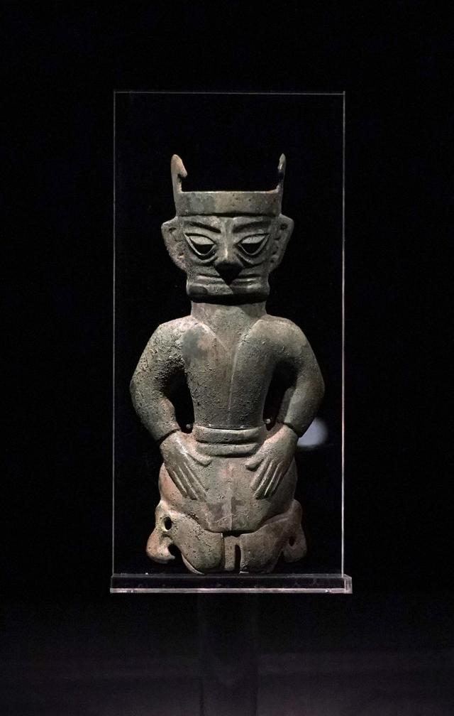 7日在奉贤博物馆展厅拍摄的四川广汉三星堆博物馆藏文物"铜跪坐人像"