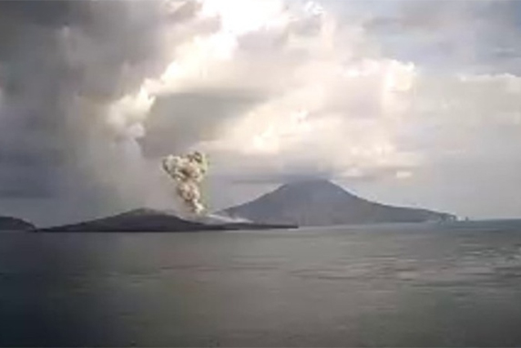 印尼喀拉喀托火山28日发生多次喷发 火山灰柱最高达2000米