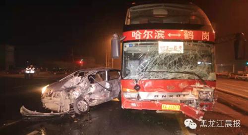 21日晚哈尔滨市一奔奔轿车与长途客车相撞 3死