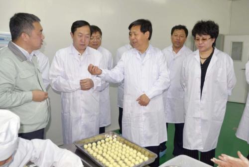 在铁力市,省委书记王宪魁深入到黑龙江玉双食品有限公司黏豆包加工