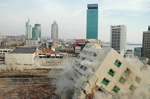 两座建筑于今天下午1时56分同时爆破(青岛新闻网 王国强 摄)