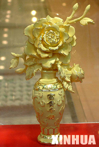 元旦,春节临近,又到了婚庆旺季,用千足金制成的牡丹花成为苏州一些