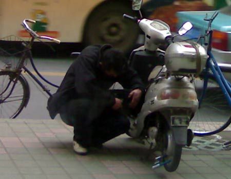 偷摩托车开锁方法图片