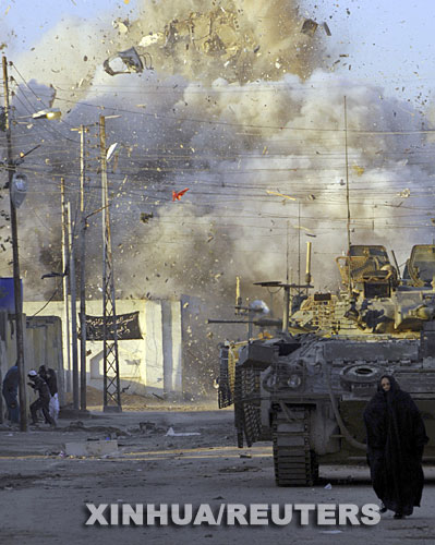 伊拉克城市巴士拉一警察局被炸毁.