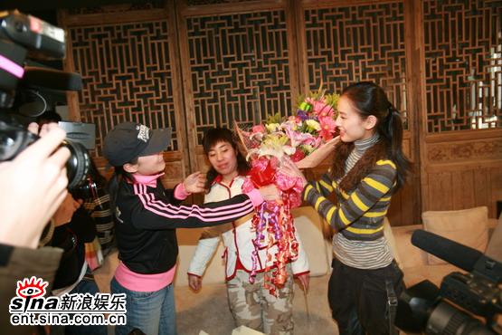 黄圣依录音棚举行生日会庆祝获得自由身(组图)