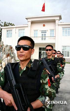 中国6名特警在阿富汗执行护卫任务(图)