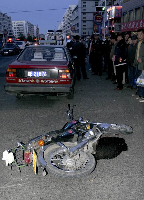 摩托车轻微事故图片图片