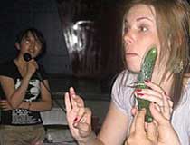 美国外教用黄瓜给百名女大学生上性教育课