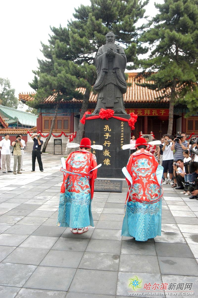 昨黑龙江省高考两状元文庙拜孔子