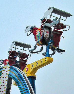 游乐设施出故障重庆女孩倒悬高空1小时图