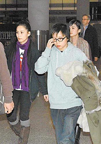 谢霆锋称前年手伤摘婚戒否认与陈冠希见面(图)