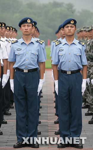 解放軍全軍士兵今夏全部換髮07式新軍裝圖