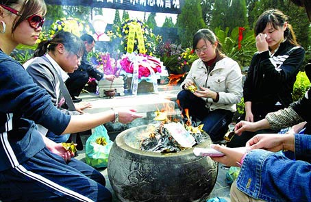 任长霞牺牲4周年纪念日 "80后"自发祭长霞