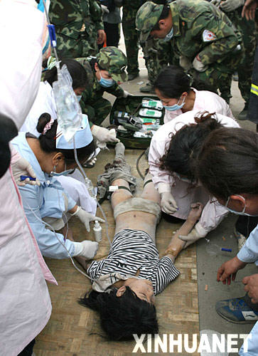 映秀小学12岁藏族女孩为救同学被埋废墟身亡