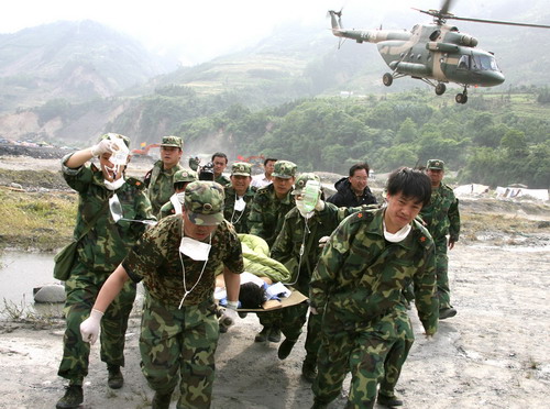 图为:5月18日,救援人员抬着被埋145.