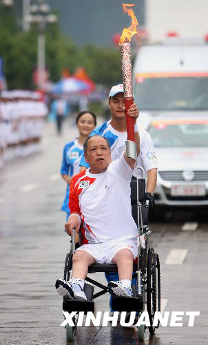 跪着教书30年乡村教师陆永康当火炬手