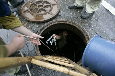 上海下水道发现燃油泄漏 3吨汽油来源不明(图)