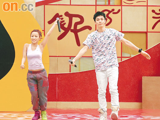 郑融与周柏豪同台演出,十分合