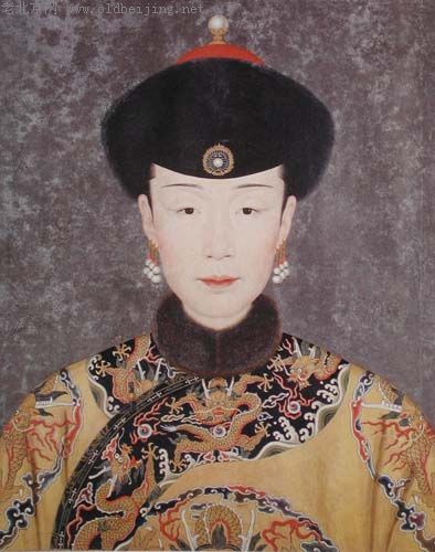 慧贤皇贵妃像现在让我们再来看看此次展览中展出的两幅清宫油画肖像
