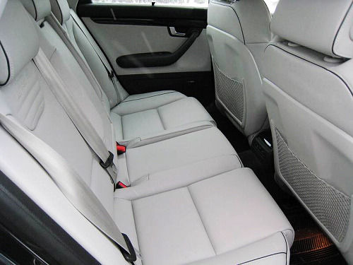 奥迪08款rs4的后排座椅