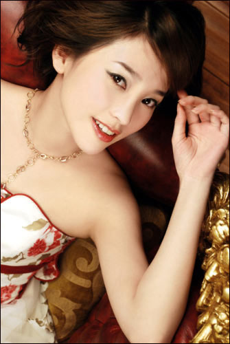 金莎奢华性感照小露美肩多图