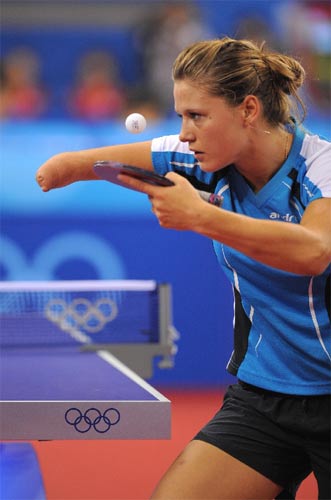 图文:奥运女团小组赛 独臂女侠专注比赛