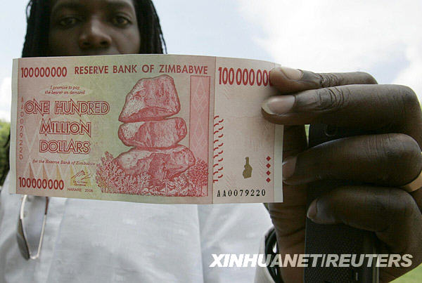 津巴布韦发行面值1亿新钞居民排队取钱图