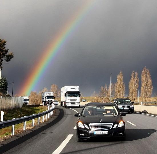彩虹深处 新浪首试奔驰新e级