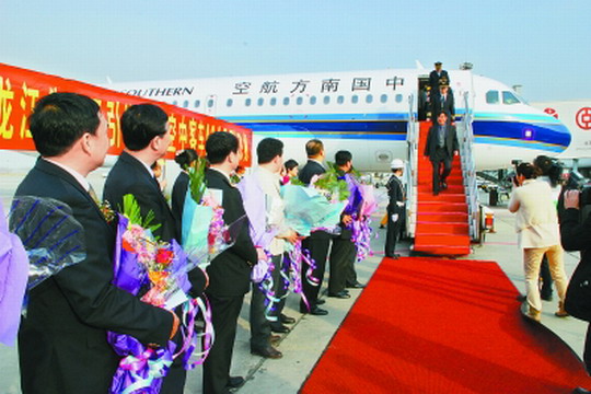 大庆萨尔图机场首架飞机抵达哈尔滨太平机场(