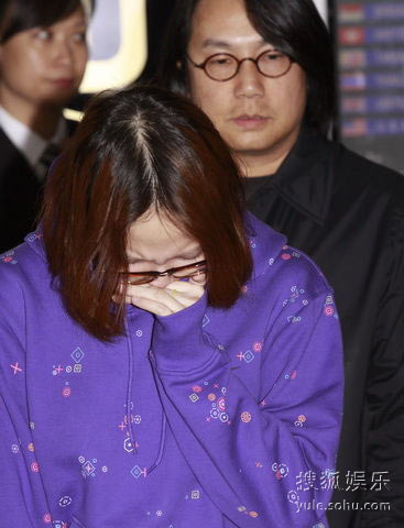 [热点]卫诗返港强拆笑容 不胜现场凌乱逃访掩里而泣-卫诗