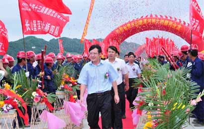 沈吉高速公路长山堡浑河特大桥胜利合龙
