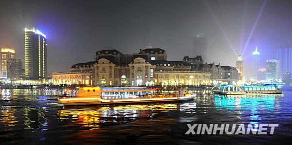 游客乘渡船观赏海河夜景(9月22日摄.