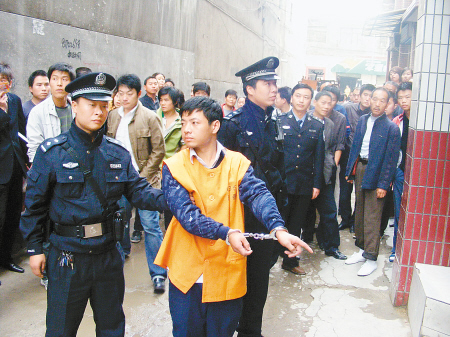 犯罪嫌疑人龙代海指认现场.